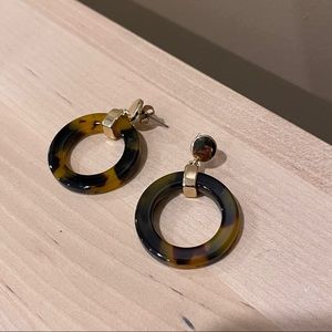 Brown tortoise shell pattern earrings - brand new